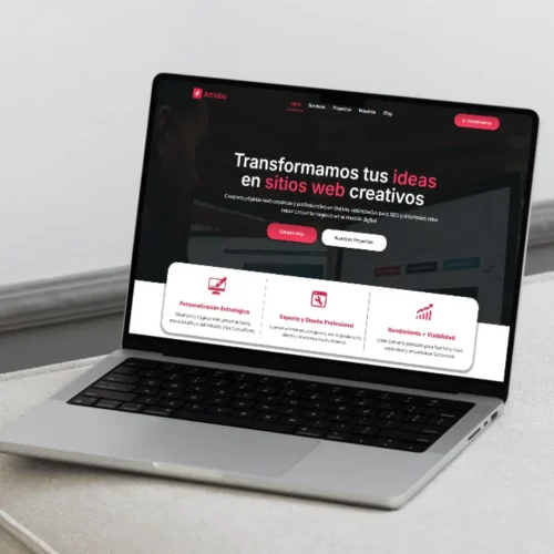 Laptop mostrando una web de servicios de sitios web