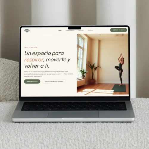 Laptop mostrando una web de yoga